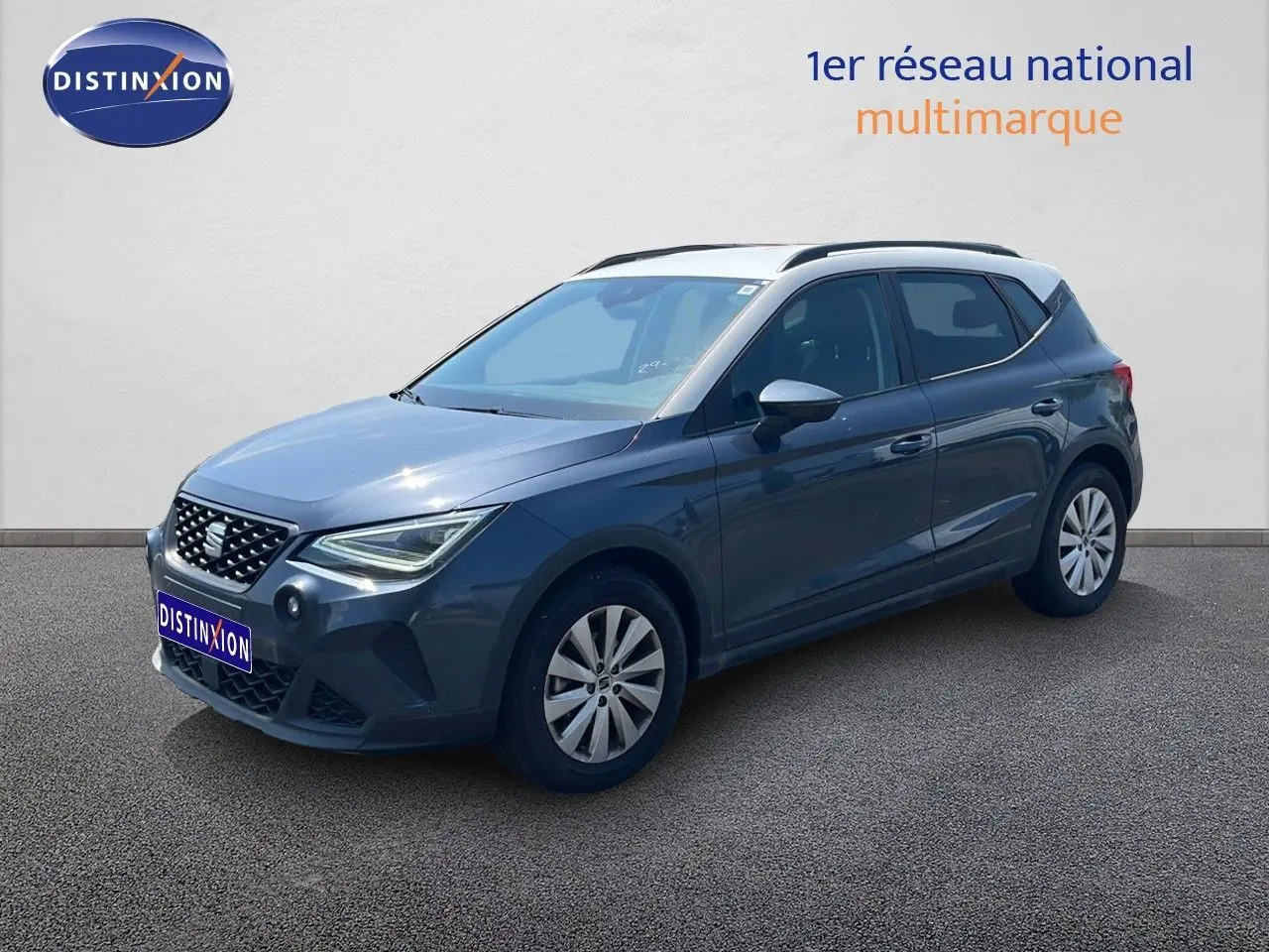 SEAT Arona gris Magnetic 3/4 avant droit avec toit blanc, roues alliage et calandre distinctive.