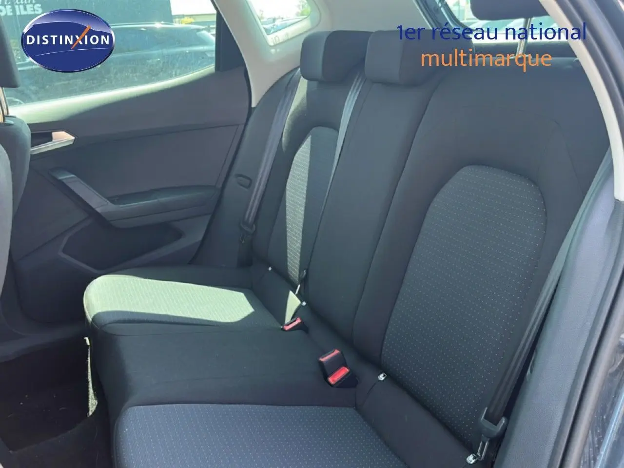 Vue intérieure montrant les sièges arrière en tissu gris foncé de la SEAT Arona 2025, côté droit ouvert.