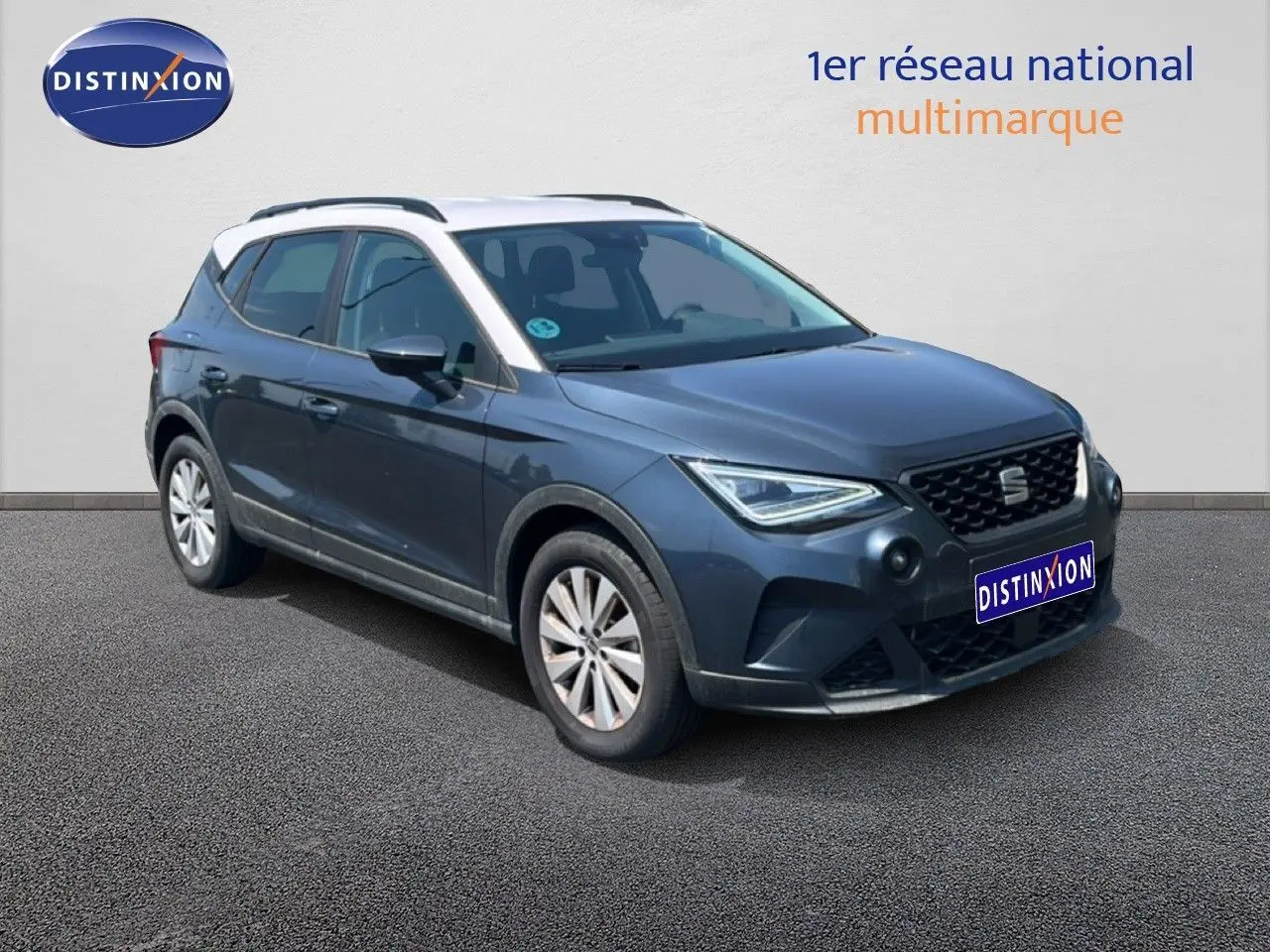 Vue 3/4 avant d’un SEAT Arona gris magnetic metal avec toit blanc, mettant en valeur ses lignes modernes et ses phares LED.