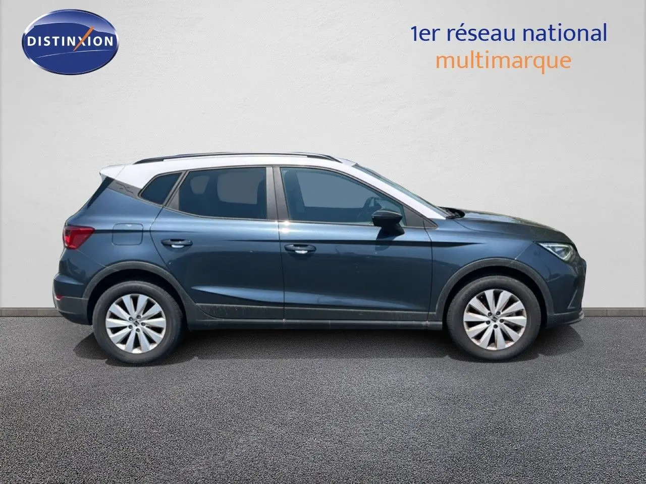 Profil droit d'un SEAT Arona 2025 gris Magnetic avec toit blanc, roues alliage et lignes dynamiques visibles.