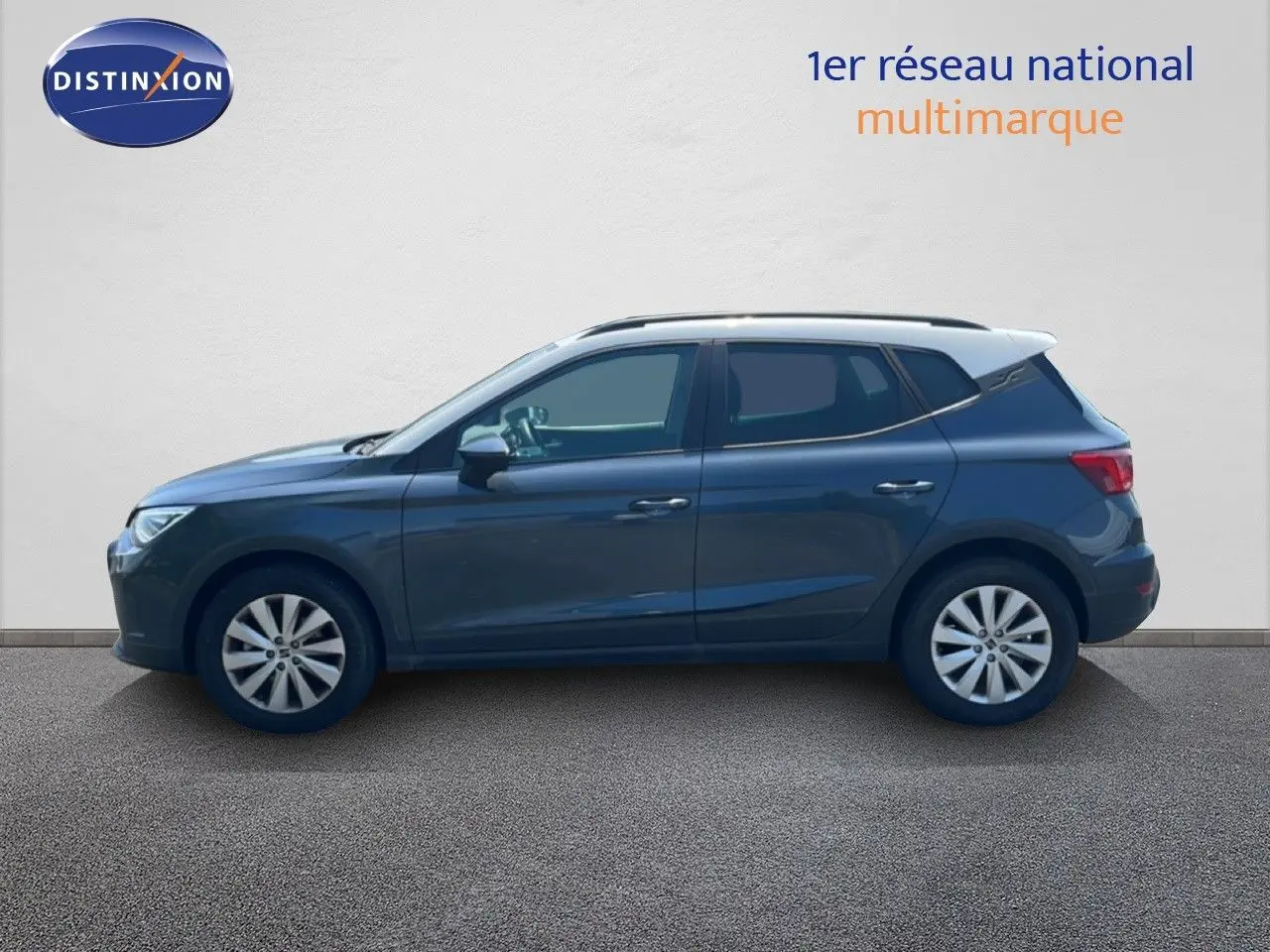 Vue de profil côté gauche du SEAT Arona gris Magnetic avec toit blanc, roues alliage et lignes épurées.