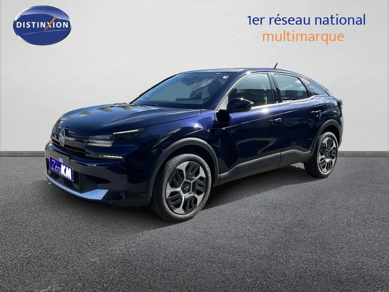 Citroën C4 Hybrid 145ch bleu éclipse métal en 3/4 avant droit, avec jantes distinctives et lignes modernes.