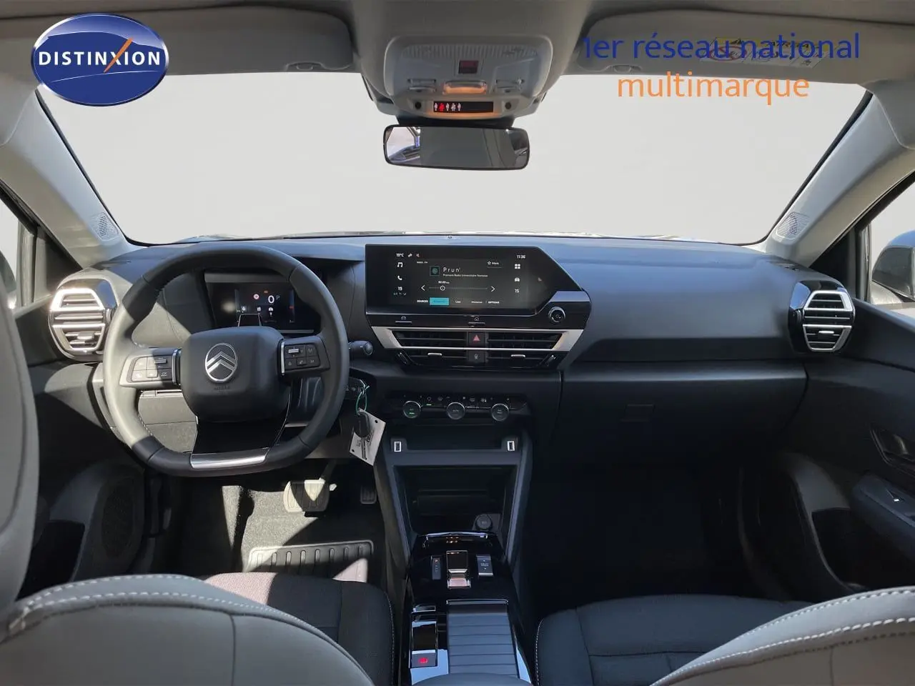 Vue intérieure avant du tableau de bord de la Citroën C4 Hybrid 145ch avec écran tactile et volant multifonction noir.