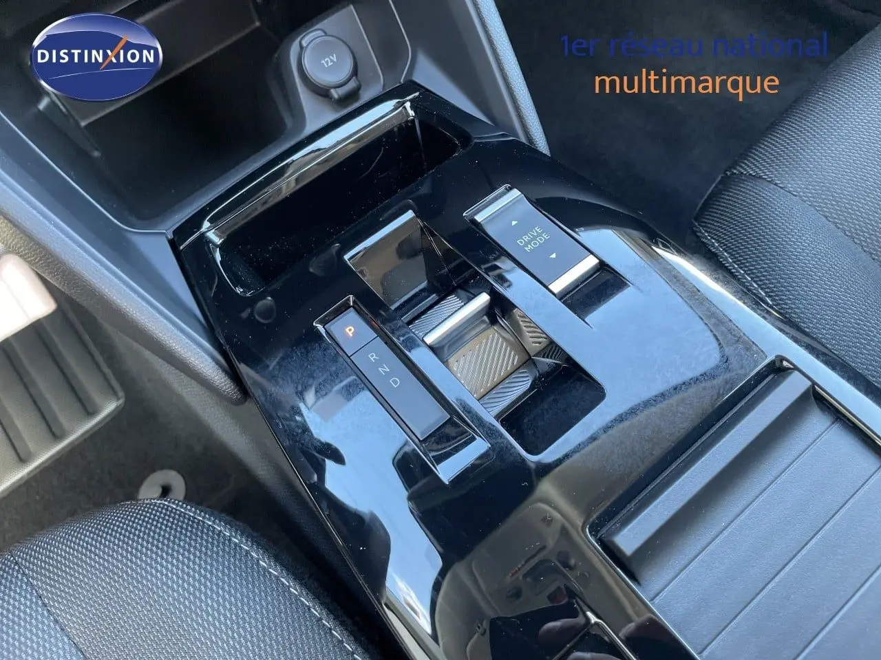 Gros plan sur la console centrale noire brillante avec sélecteur de boîte auto et bouton Drive Mode du Citroën C4 Hybrid 2026.