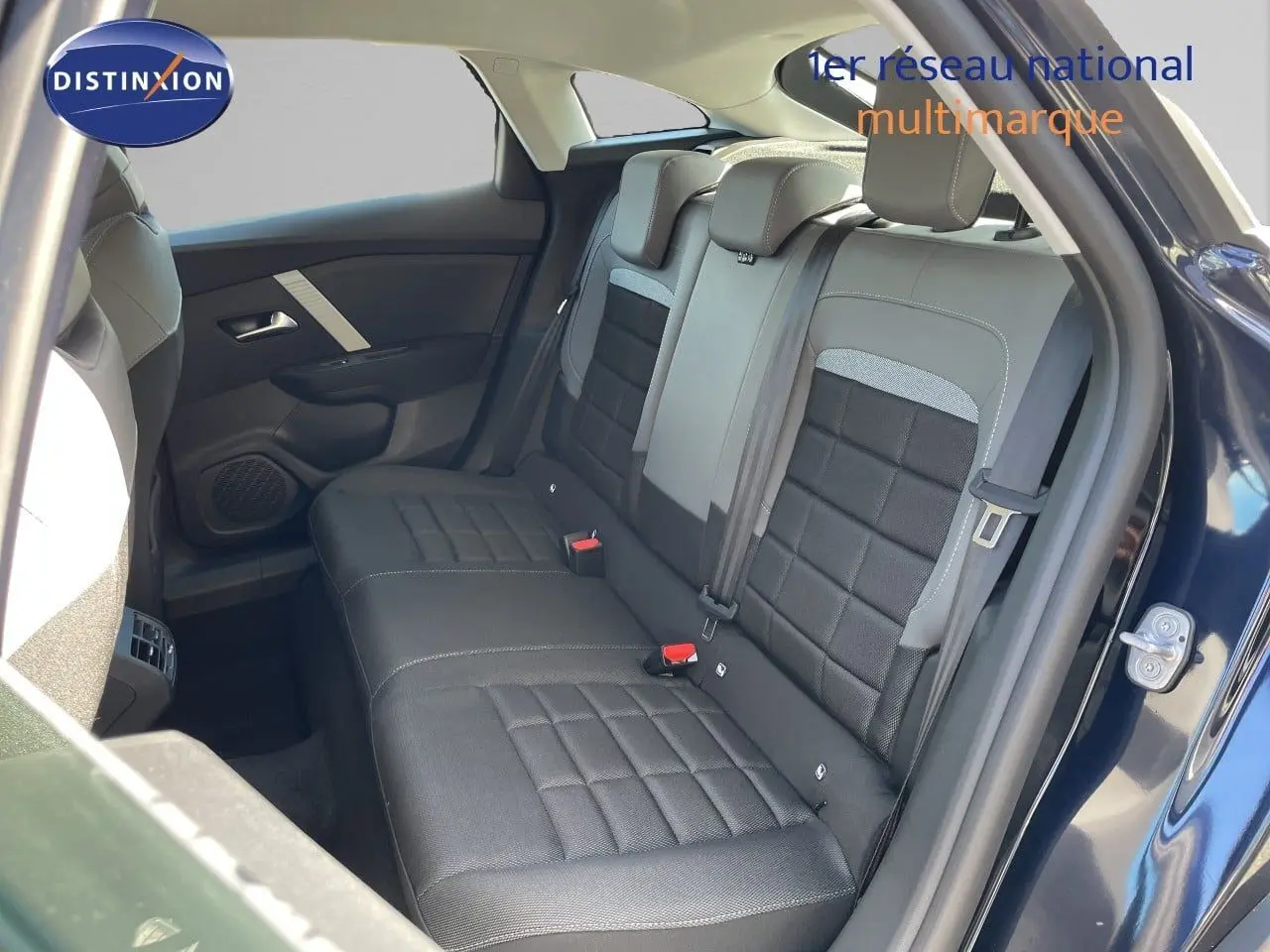 Vue intérieure côté arrière droit de la Citroën C4 Hybrid 145ch bleu Eclipse métal, montrant les sièges arrière en tissu noir.