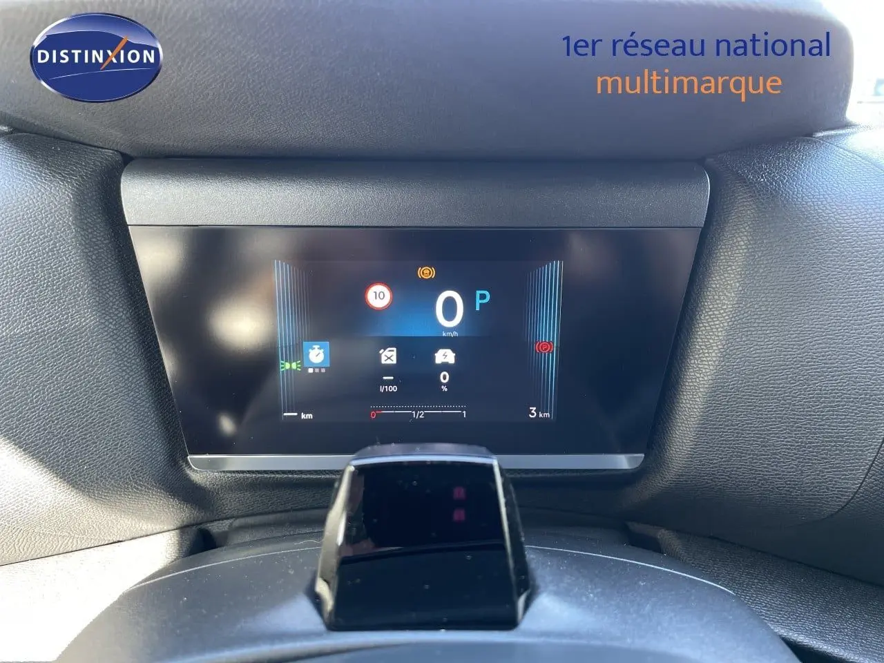Tableau de bord numérique de la Citroën C4 Hybrid 145ch, vue frontale centrée sur l'écran de contrôle.