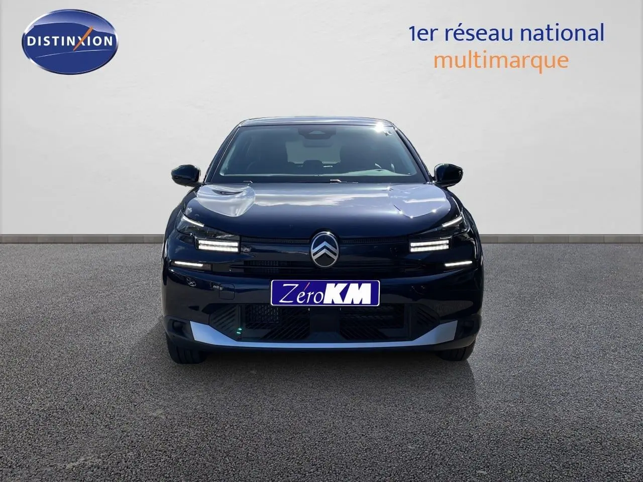 Vue avant d'une Citroën C4 Hybrid 145ch bleu Eclipse Métal avec calandre et phares LED distinctifs.