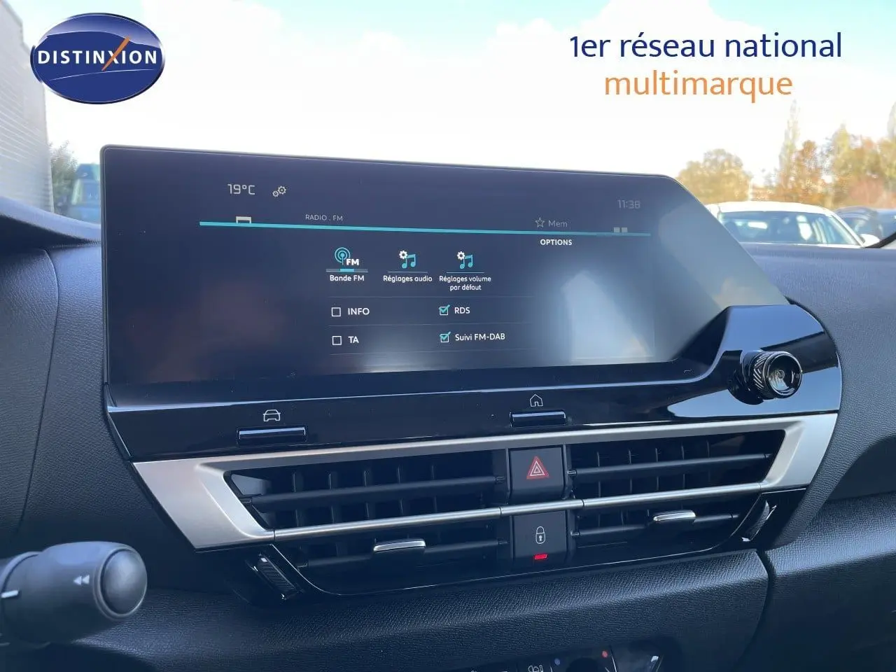 Vue intérieure centrée sur l'écran tactile et la console centrale du Citroën C4 Hybrid 145ch bleu Eclipse Metal.