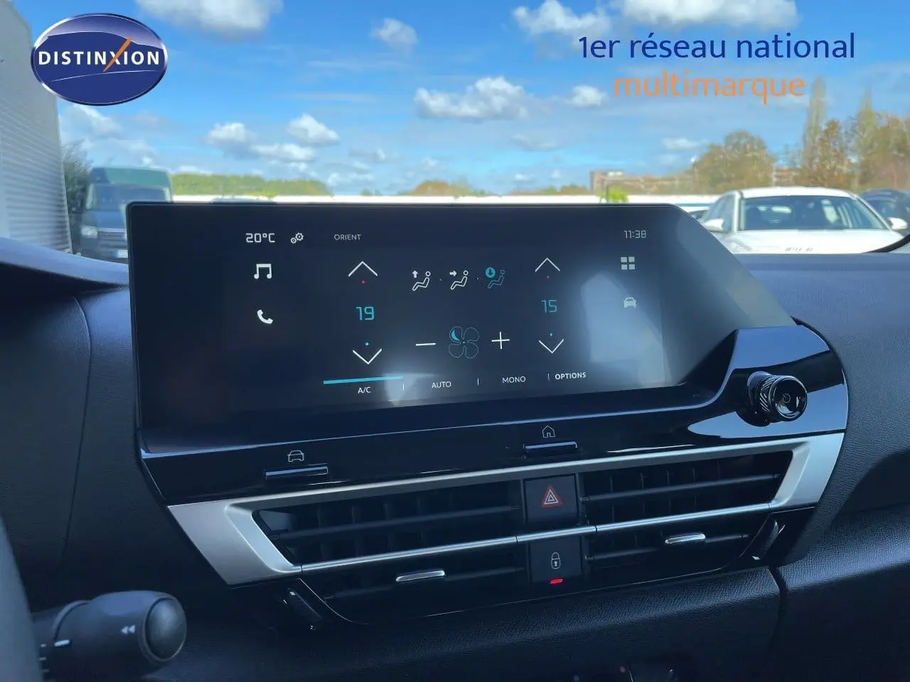 Vue intérieure du tableau de bord de la Citroën C4 Hybrid 145ch, écran tactile affichant la climatisation digitale.
