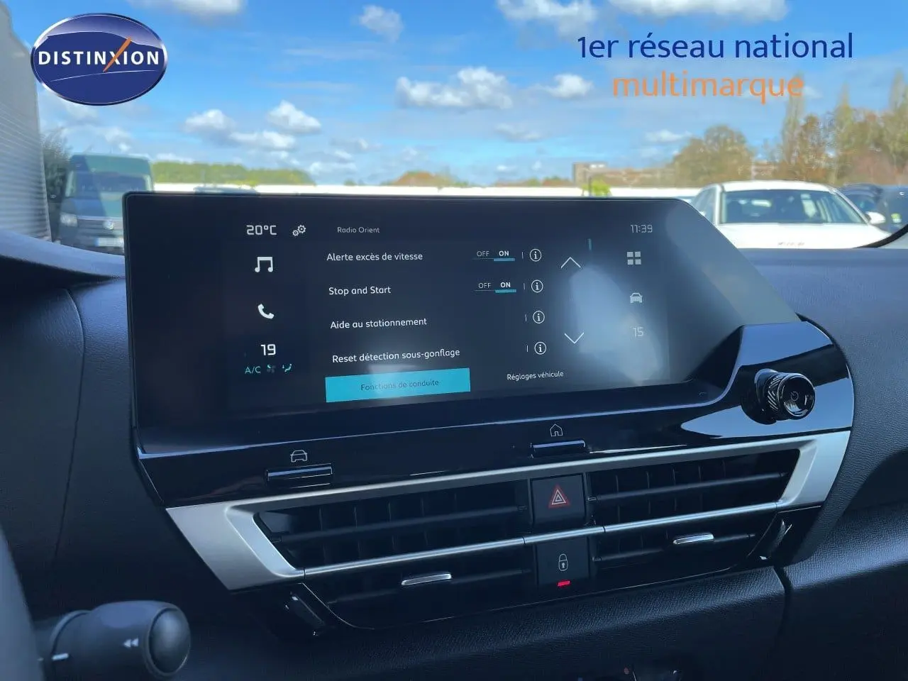 Vue rapprochée de l’écran tactile central du tableau de bord d’une Citroën C4 Hybrid 2026, affichant les réglages de conduite.