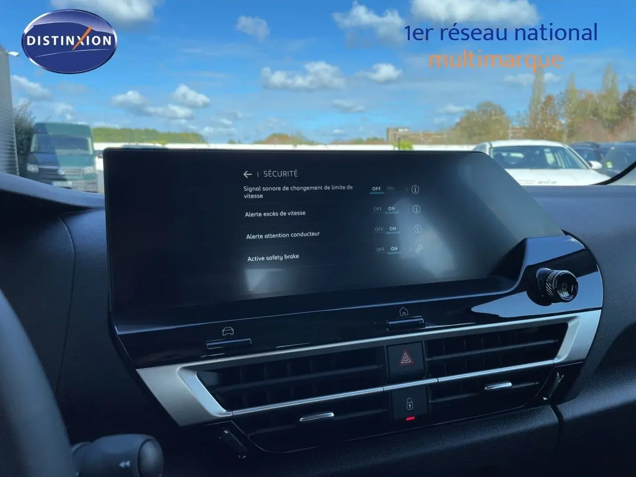 Vue intérieure du tableau de bord de la Citroën C4 Hybrid 145ch, écran tactile affichant les options de sécurité.