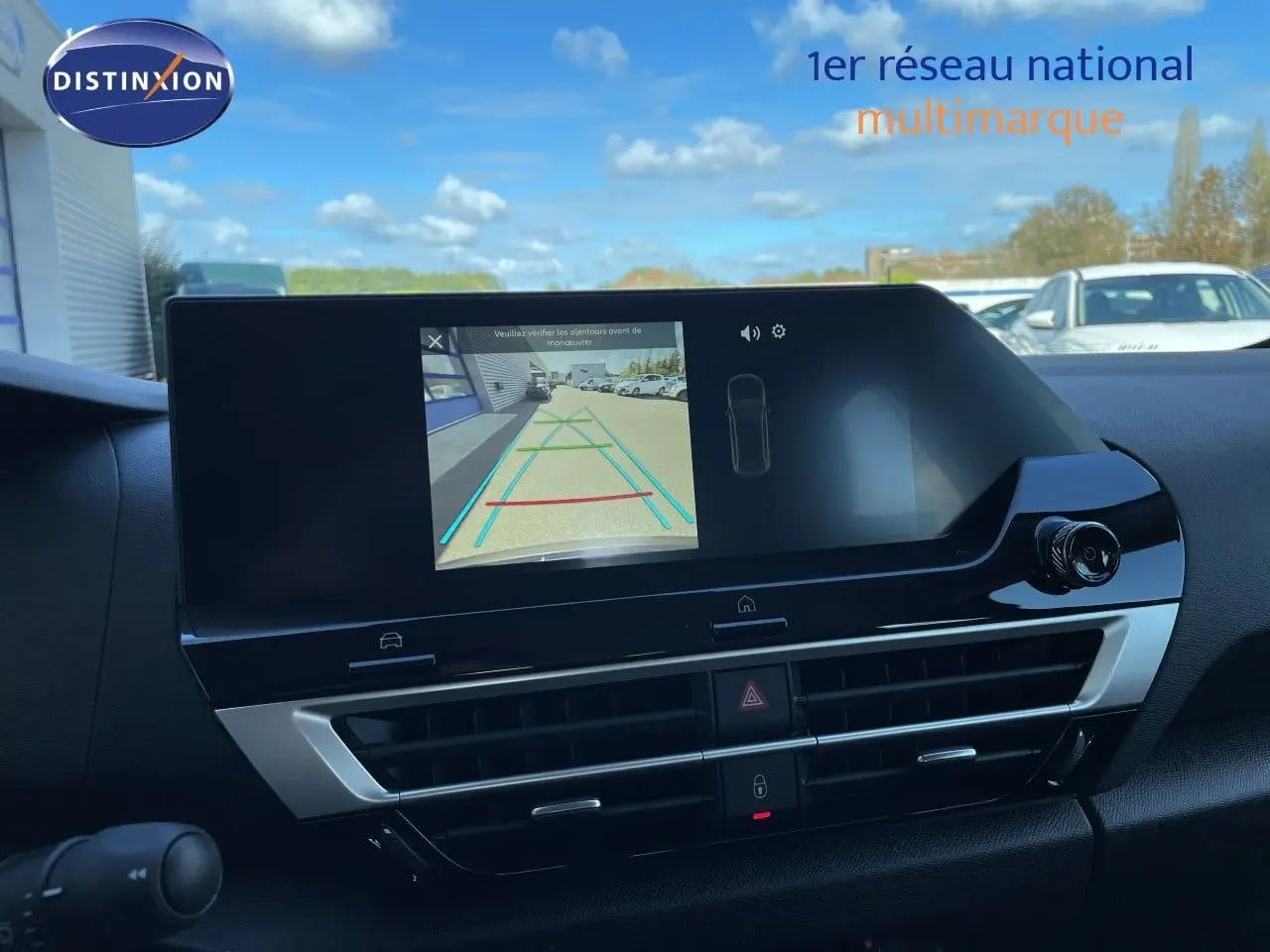Vue intérieure du tableau de bord de la Citroën C4 Hybrid 145ch, écran multimédia affichant la caméra de recul.