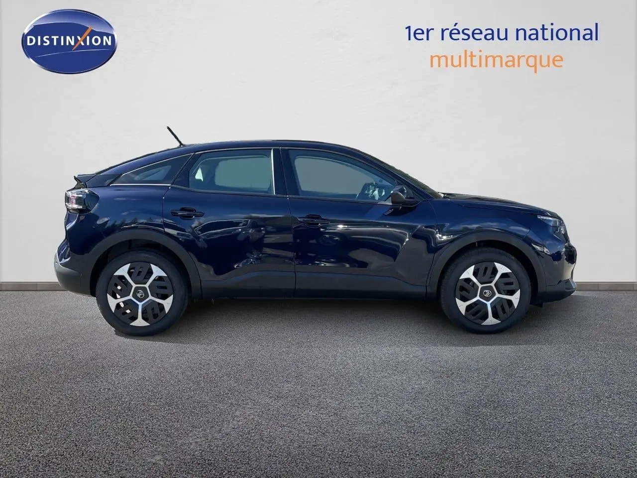 Profil droit d'une Citroën C4 hybride 2026 en bleu Eclipse Metal, avec jantes distinctives et lignes fluides.