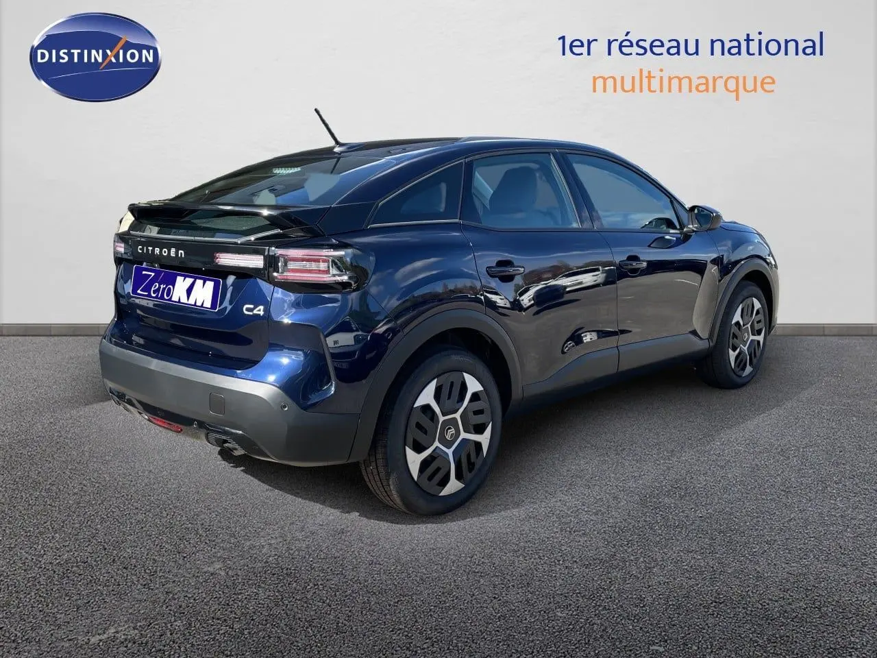 Citroën C4 Hybrid bleu Eclipse métal vue 3/4 arrière droit, avec feux arrière LED et jantes distinctives.