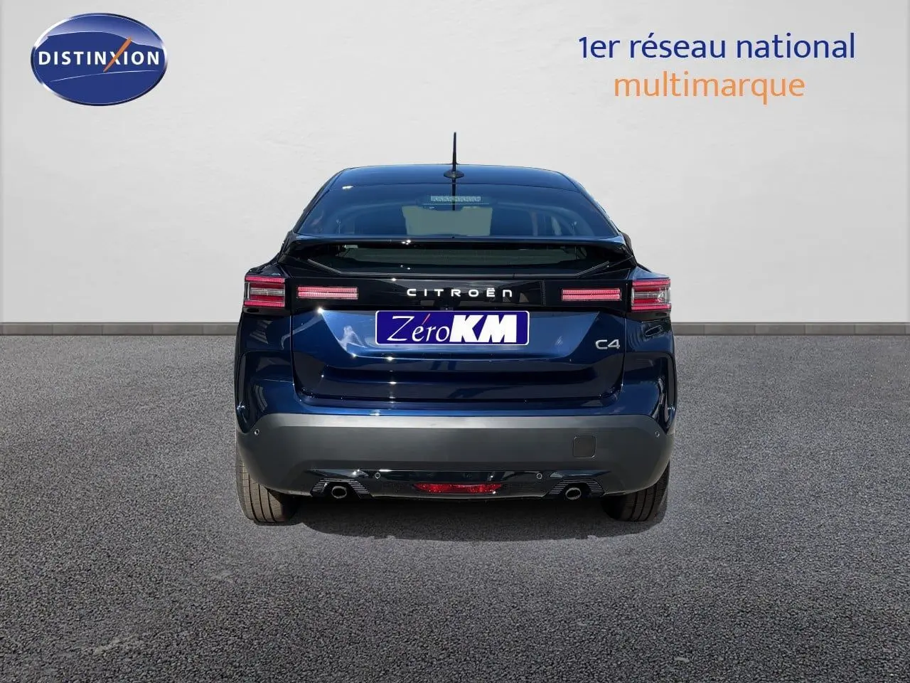 Vue arrière du Citroën C4 Hybrid 145ch bleu éclipse métal avec feux LED et double sortie d'échappement visible.