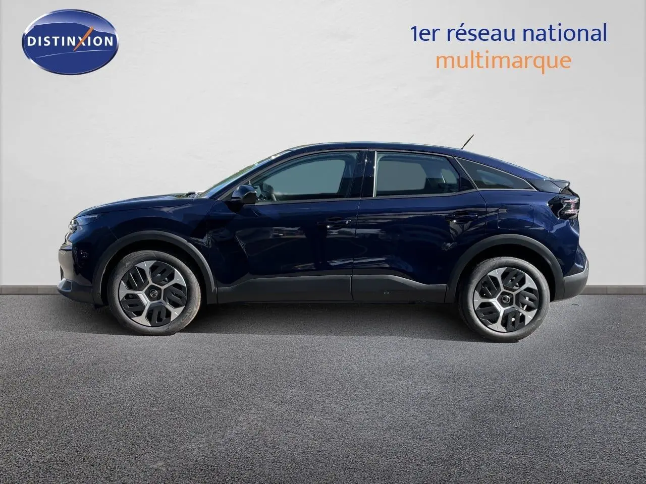 Profil côté gauche d'une Citroën C4 Hybrid 145ch bleu Eclipse métal, avec jantes distinctives et lignes modernes.