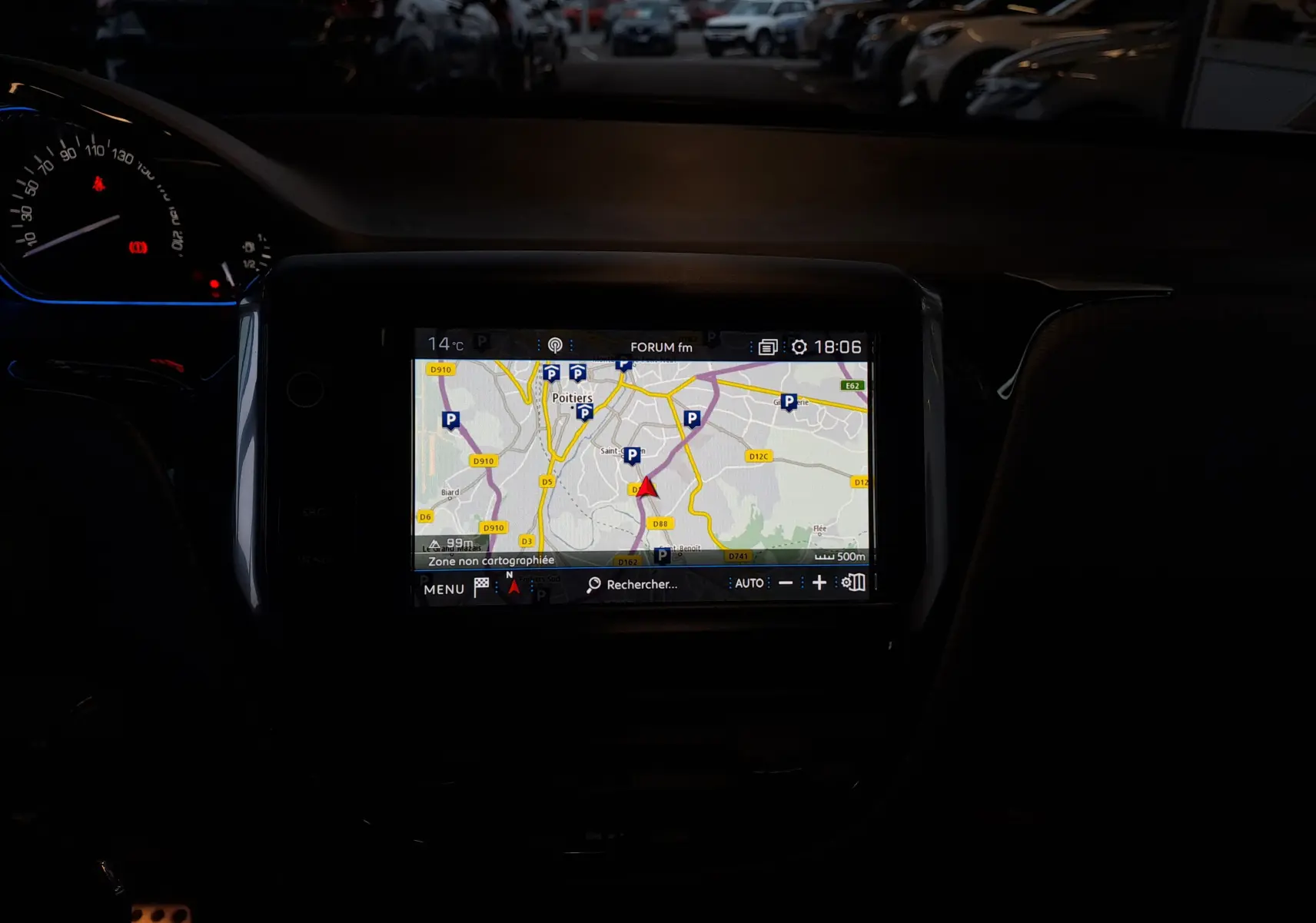 Écran central tactile du Peugeot 2008 gris 2019 affichant une carte GPS avec options de navigation et stationnement.