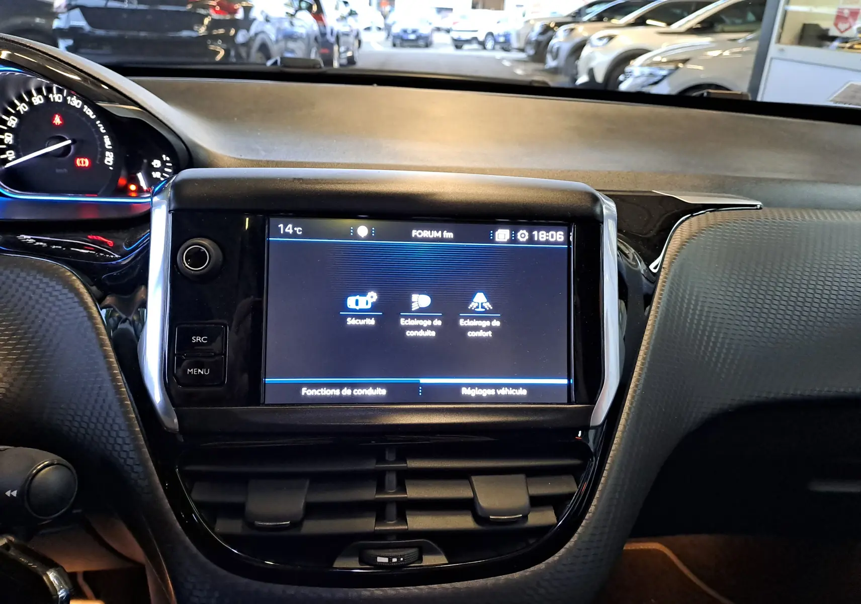 Tableau de bord noir de la Peugeot 2008 2019 avec écran tactile central affichant les réglages de conduite.