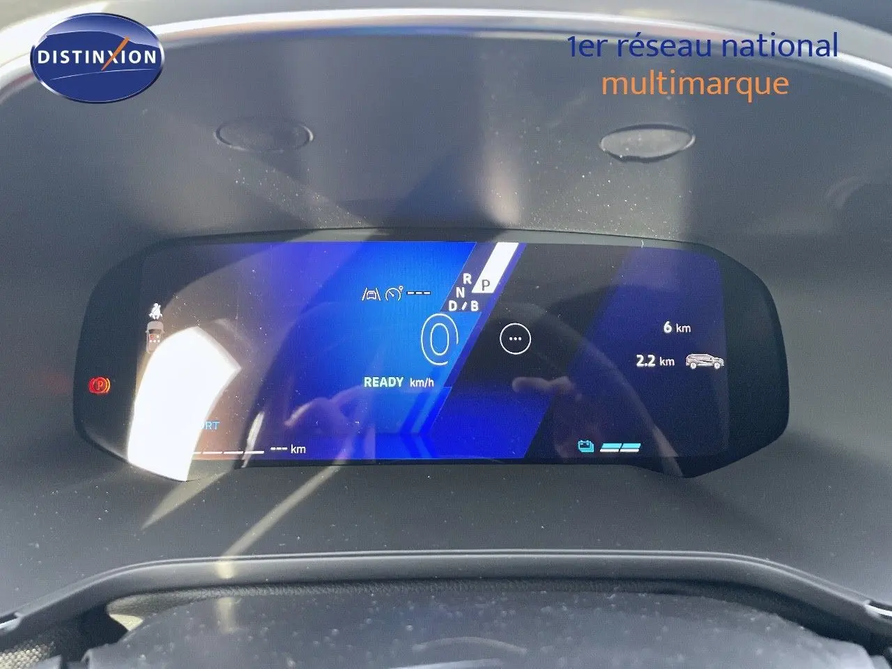 Affichage numérique du tableau de bord du Renault Symbioz gris Rafale, montrant la vitesse et les modes de conduite.