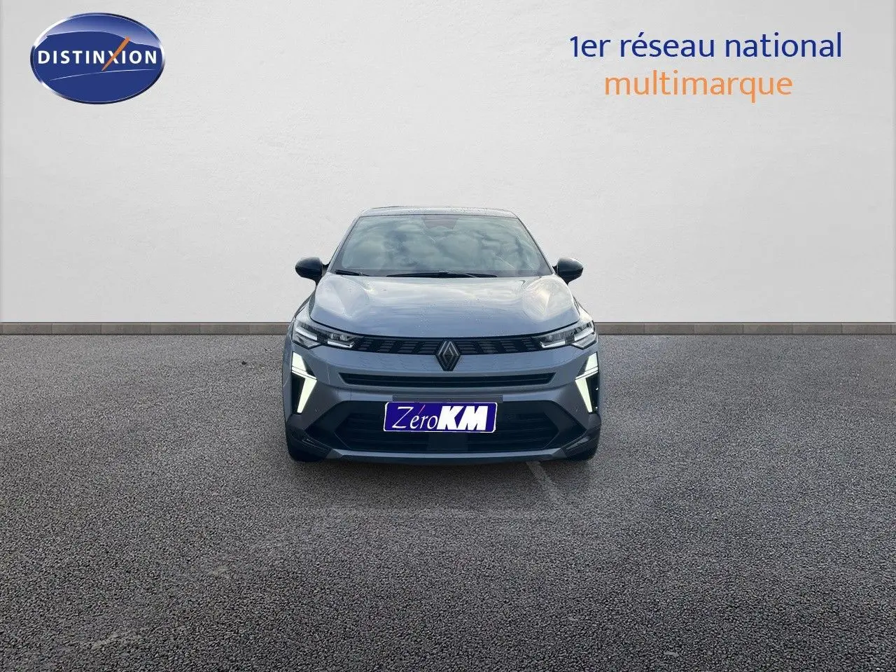 Vue frontale d'une Renault SYMBIOZ gris rafale 2024 avec feux diurnes LED allumés sur fond neutre.