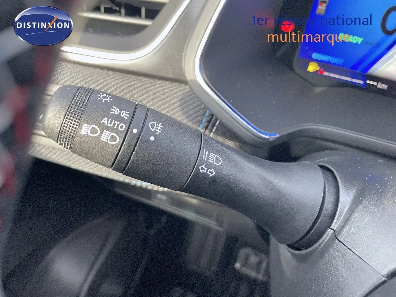 Gros plan sur la commande des feux et clignotants dans l'habitacle du Renault Symbioz gris Rafale 2024.