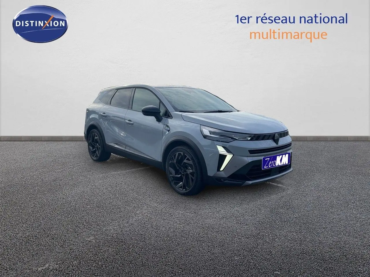 Renault Symbioz gris rafale en 3/4 avant droit avec jantes noires et feux LED distinctifs allumés.