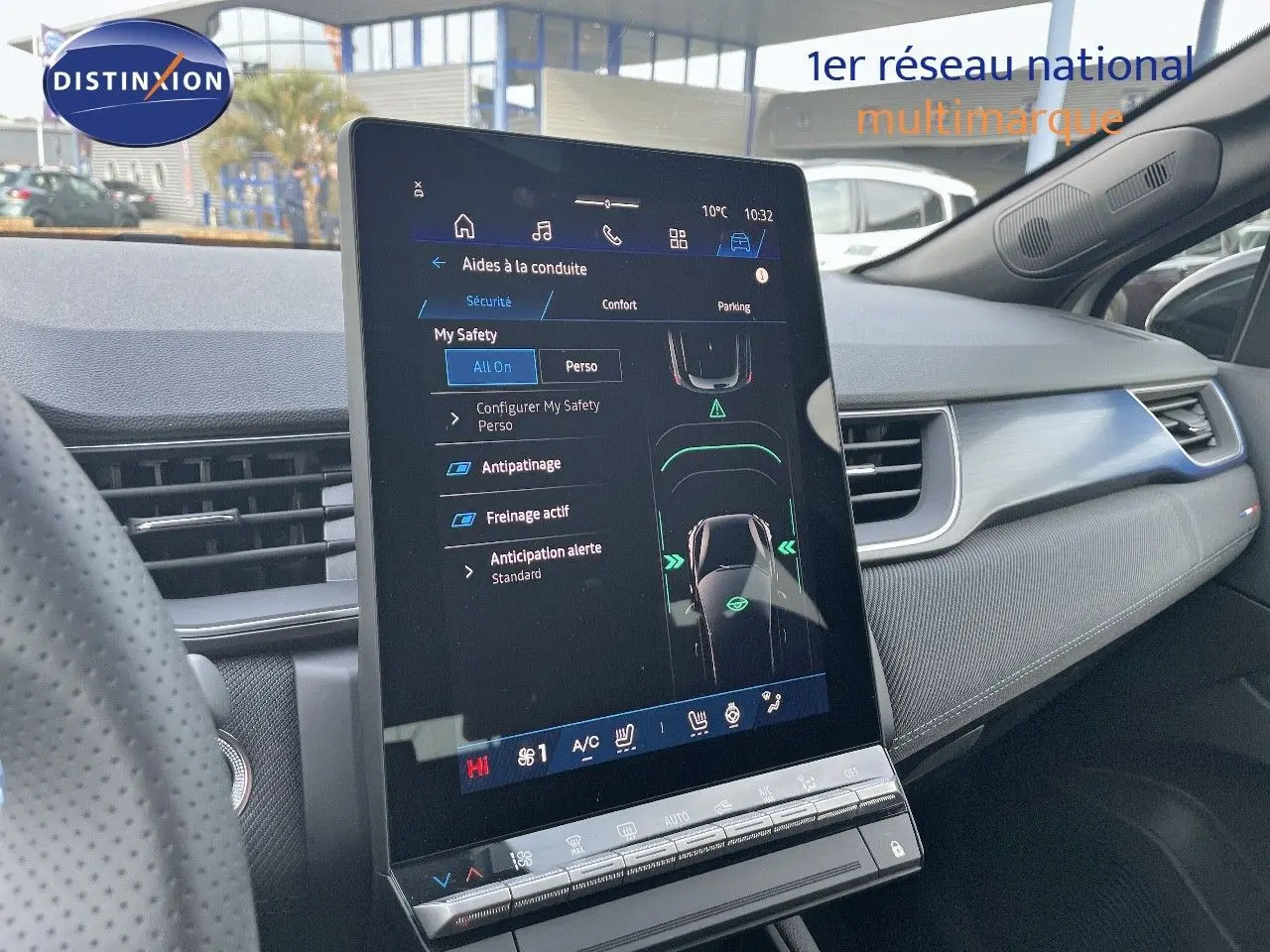 Vue intérieure du tableau de bord du Renault Symbioz gris Rafale, avec écran tactile central affichant les aides à la conduite.