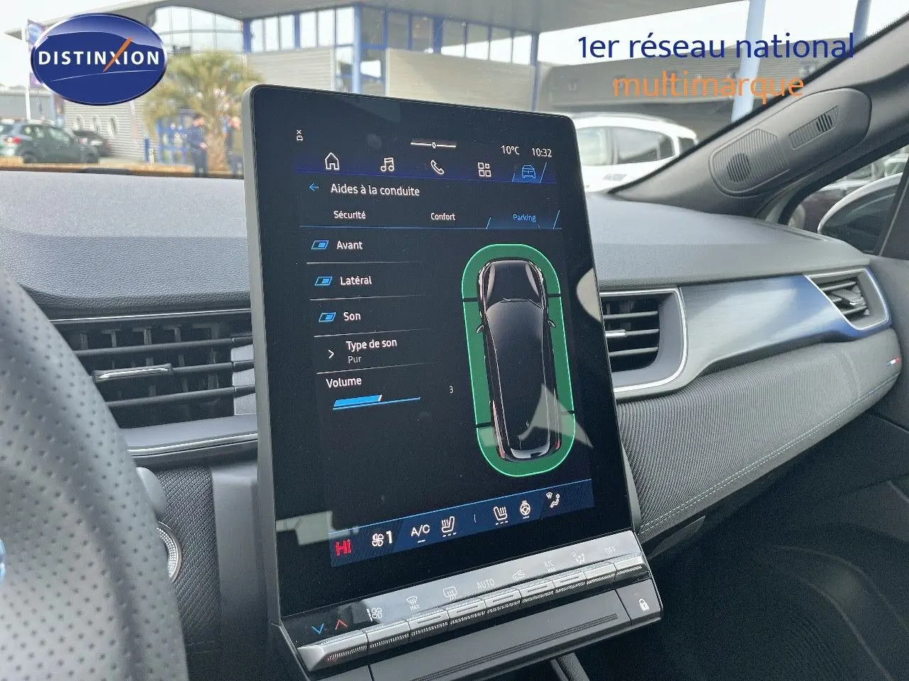 Vue intérieure centrée sur l'écran tactile du tableau de bord d'une Renault Symbioz 2024, finition gris Rafale.