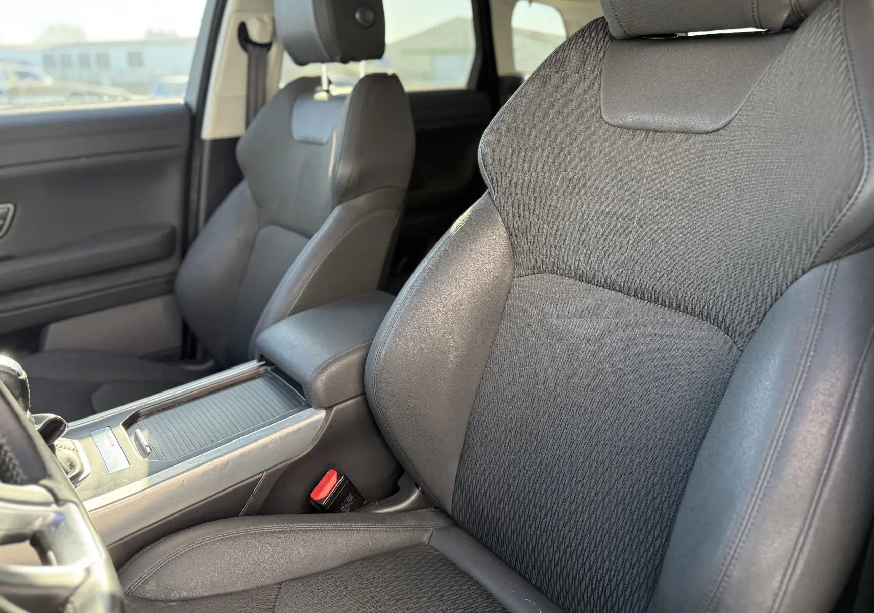 Gros plan sur les sièges avant noirs du Range Rover Evoque 2017, mettant en valeur la texture et la finition intérieure.