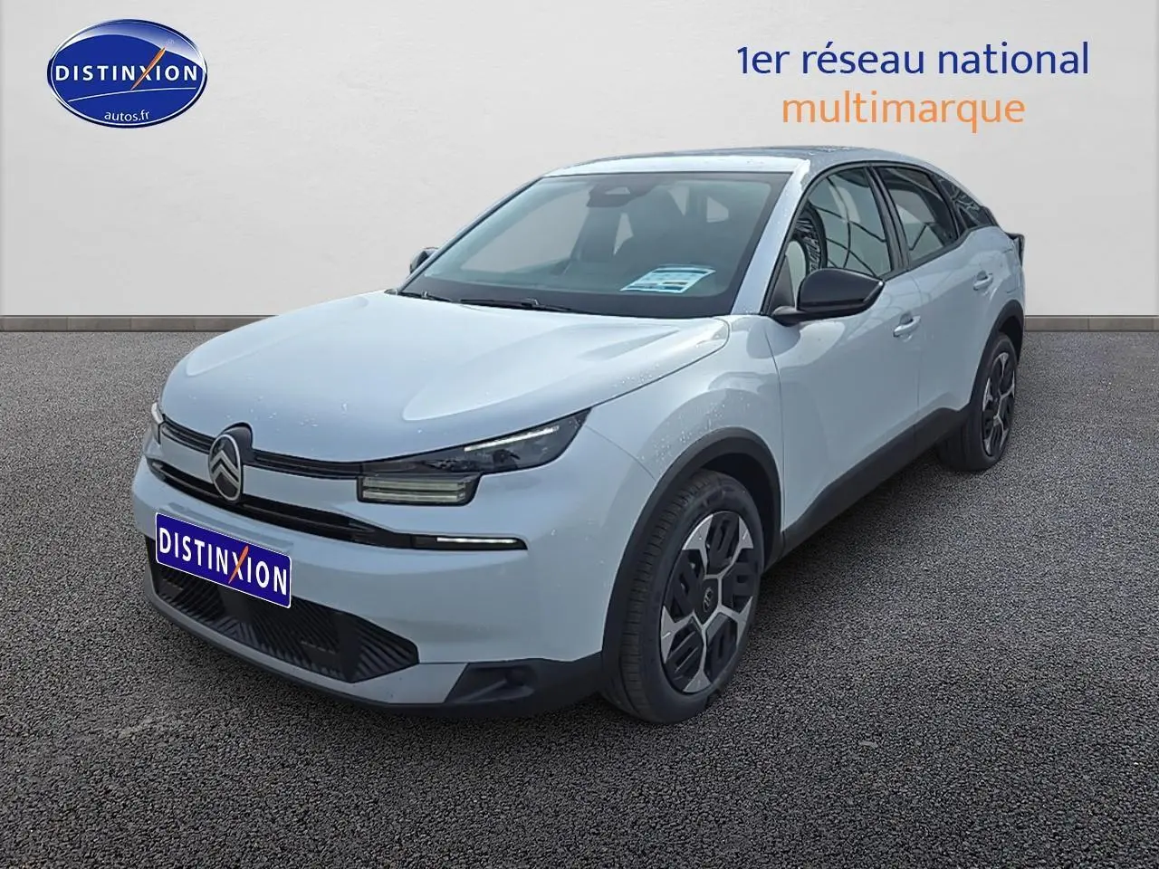 Citroën C4 blanc okenite vue 3/4 avant droit avec jantes distinctives et coques de rétroviseurs noires.