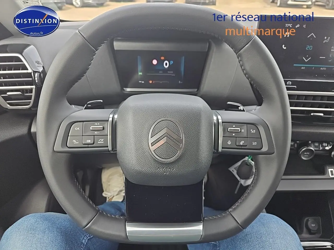 Vue centrée sur le volant cuir noir de la Citroën C4 1.2 hybride 136 plus avec tableau de bord numérique.