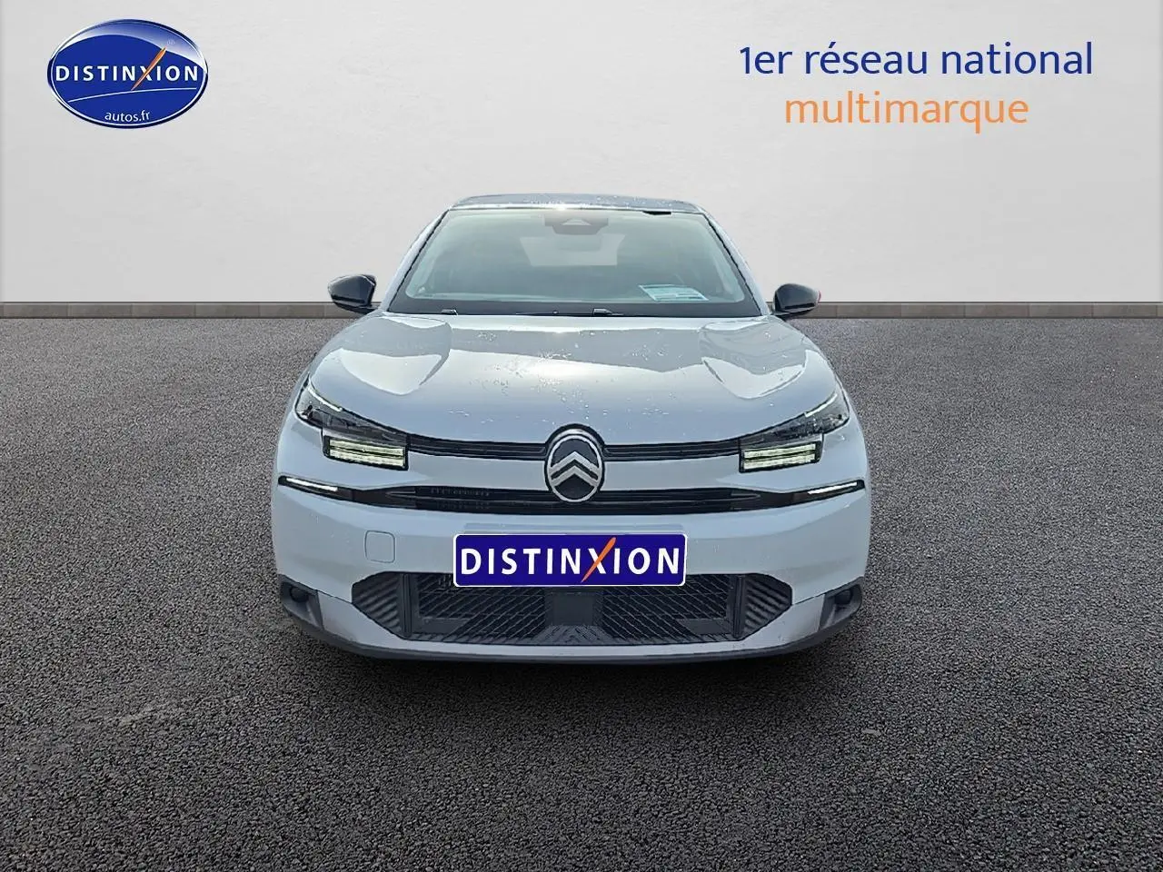 Vue frontale d'une Citroën C4 blanche okenite 2025 avec feux LED et logo distinctif au centre du capot.