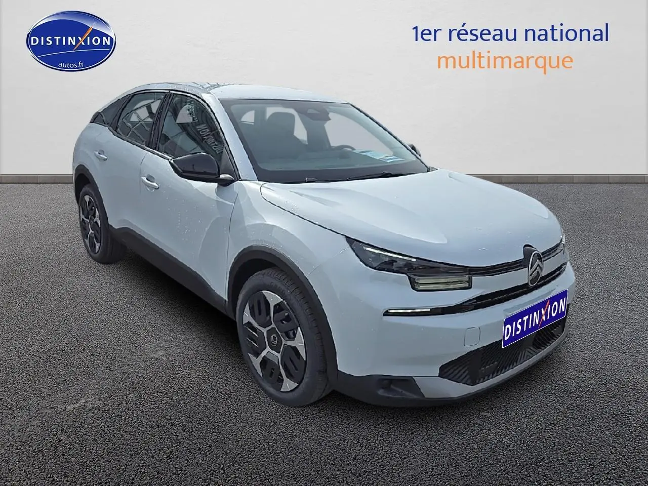 Citroën C4 hybride blanc okenite vue 3/4 avant droit avec jantes spécifiques et coques de rétroviseurs noires.