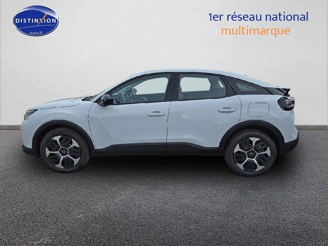 Profil droit d'une Citroën C4 blanche Okenite avec jantes 18 pouces et bas de caisse noir mat.