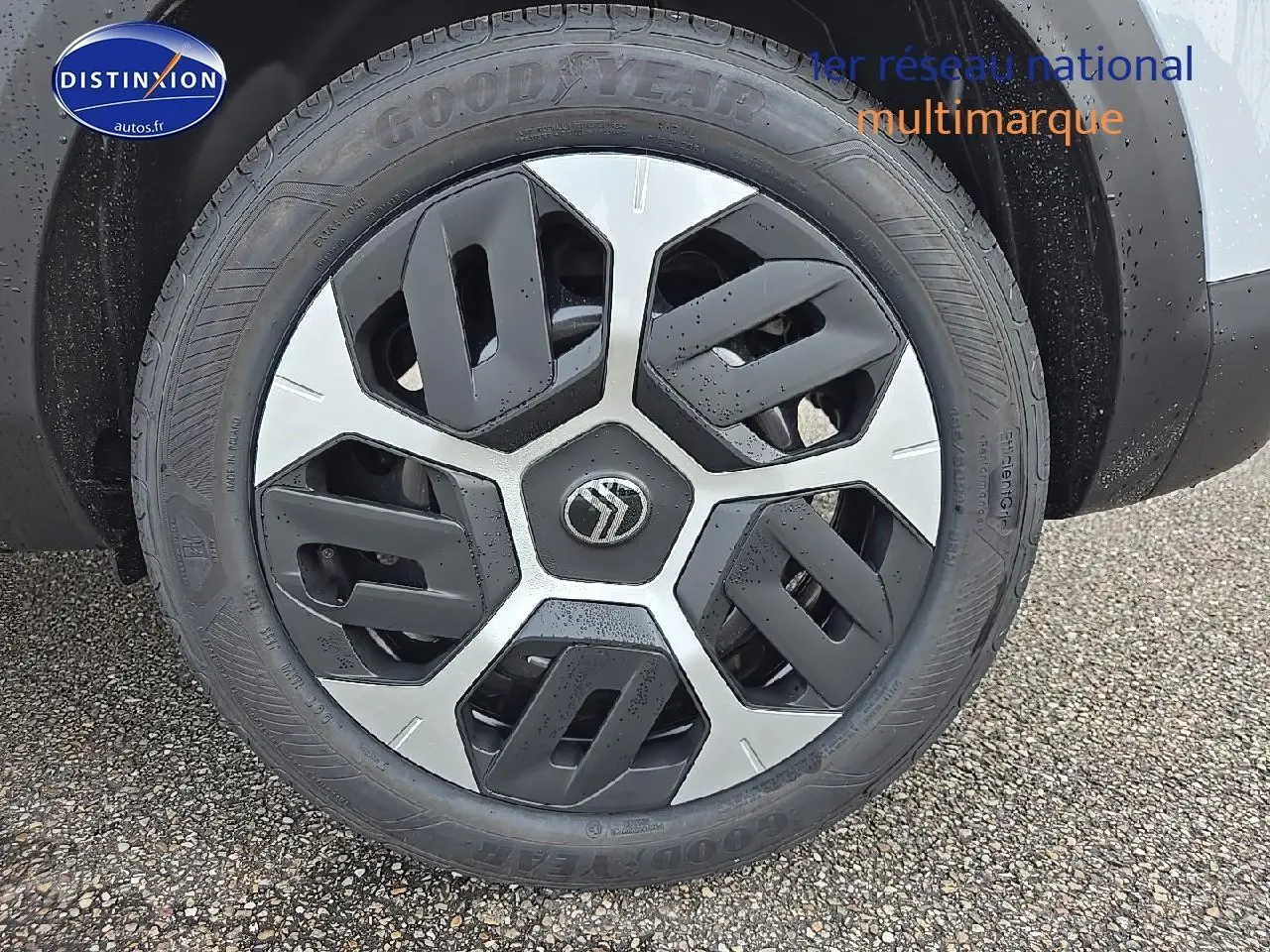 Gros plan sur la roue avant droite de la Citroën C4 blanche Okenite avec jante 18 pouces Aerotech noire et argentée.