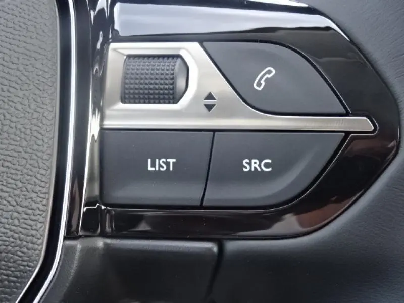 Gros plan sur les commandes au volant du Peugeot 3008 2019, boutons noirs avec fonction appel et liste.