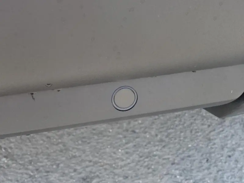 Gros plan sur un capteur d'aide au stationnement arrière gris clair du Peugeot 3008 Allure 2019.