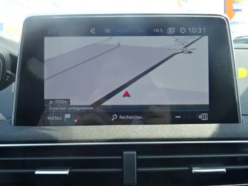 Écran GPS couleur du tableau de bord du Peugeot 3008 gris clair, affichant une carte de navigation simple.