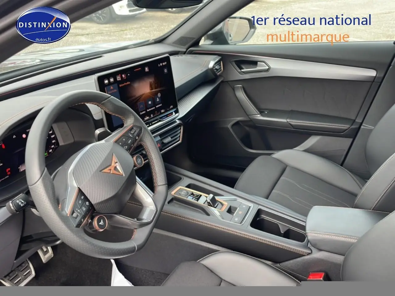 Vue intérieure côté conducteur du CUPRA Formentor 2.0 TDI 150 DSG7 2026, volant cuir sport et écran tactile central.