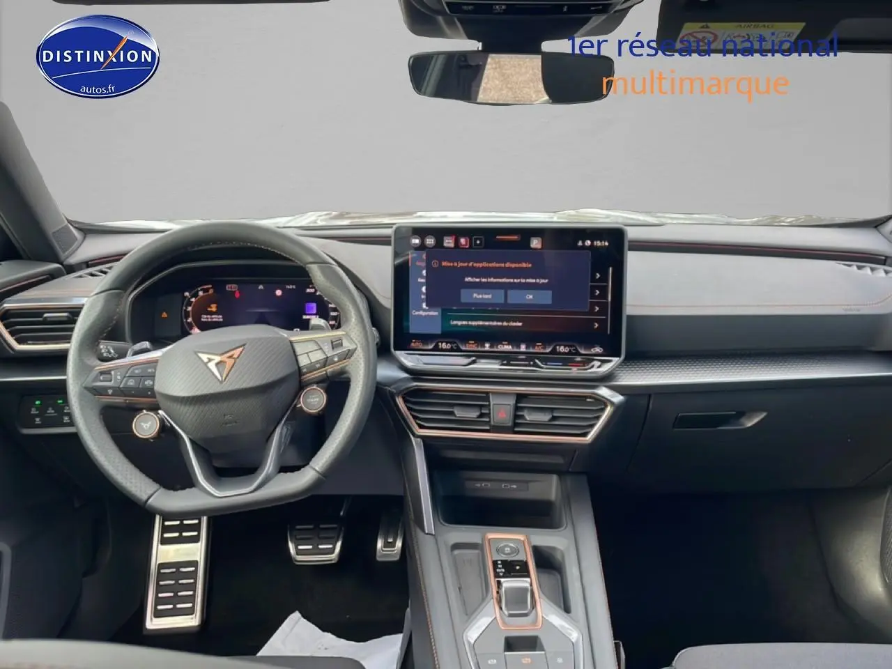 Vue intérieure frontale du tableau de bord et volant cuir multifonction du CUPRA Formentor gris magnétique 2026.