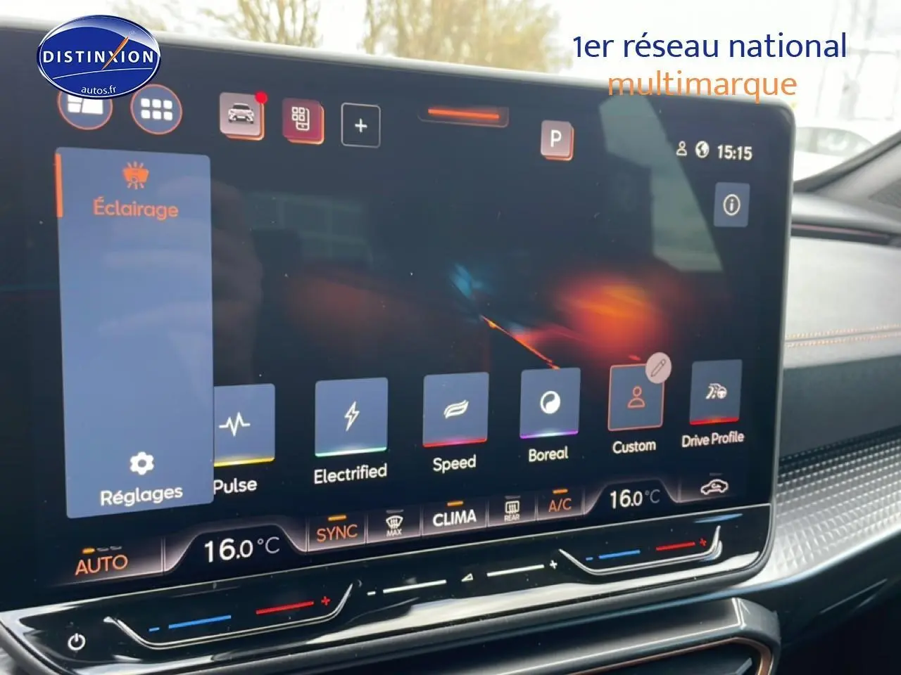 Écran tactile central du tableau de bord du CUPRA Formentor 2.0 TDI 150 en intérieur, affichant les réglages d'éclairage.