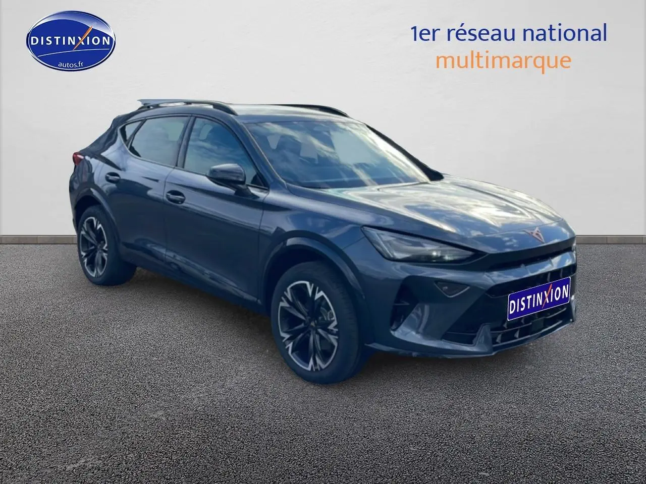 Vue 3/4 avant gauche du CUPRA Formentor gris magnétique avec jantes 18 pouces et barres de toit noires.