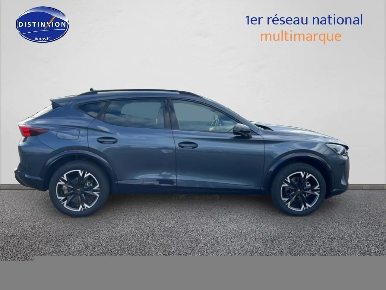 Profil droit d'un CUPRA Formentor gris magnétique 2026 avec jantes 18 pouces et barres de toit visibles.