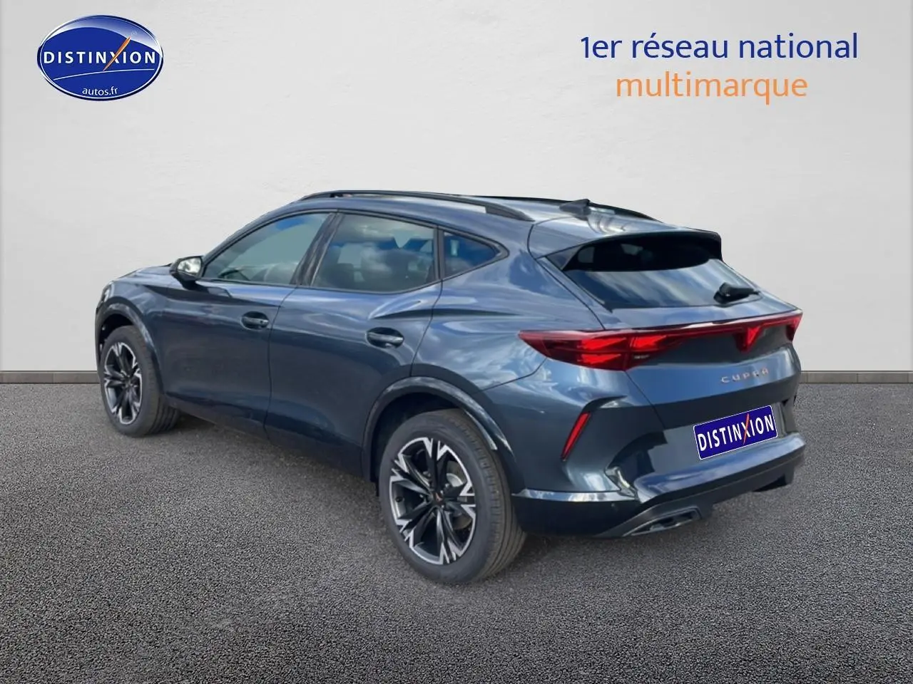 Vue 3/4 arrière droite du SUV CUPRA Formentor gris magnétique avec feux arrière LED et jantes 18 pouces.