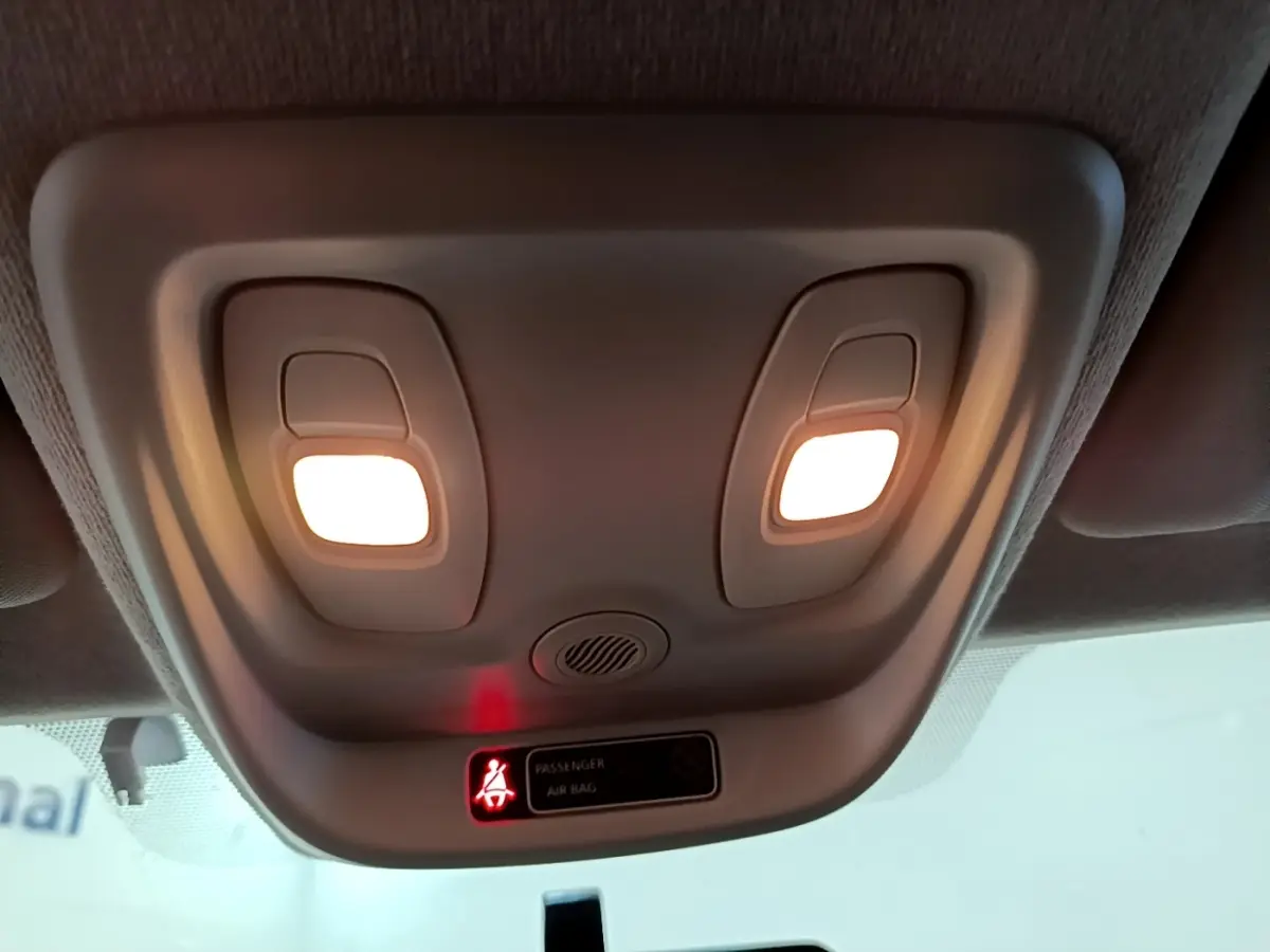 Plafonnier intérieur allumé vu de l'avant dans une Renault Clio blanche, version Zen Energy dCi 75 de 2016.