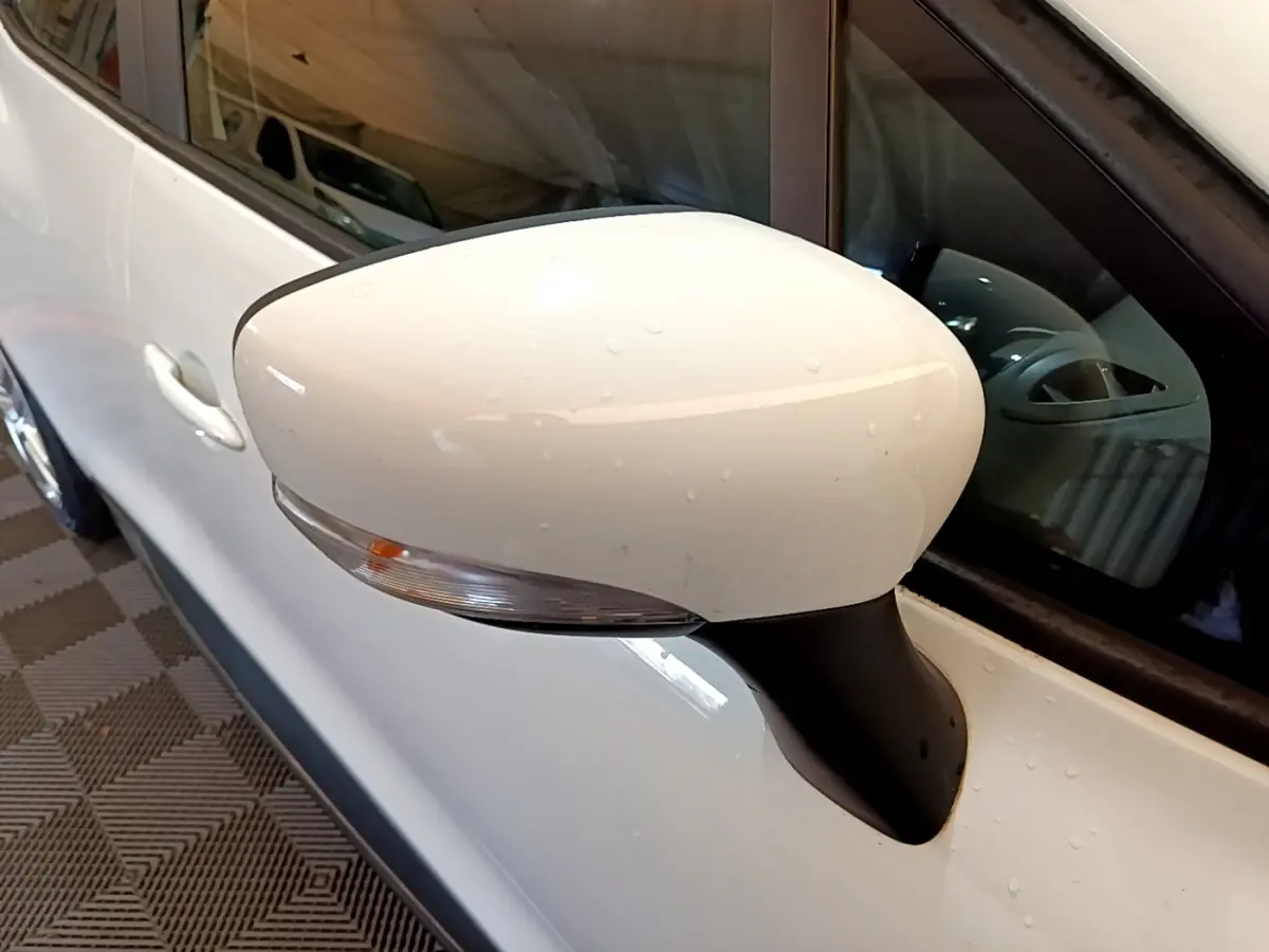 Rétroviseur extérieur blanc côté gauche de la Renault Clio Zen Energy dCi 75 avec clignotant intégré.