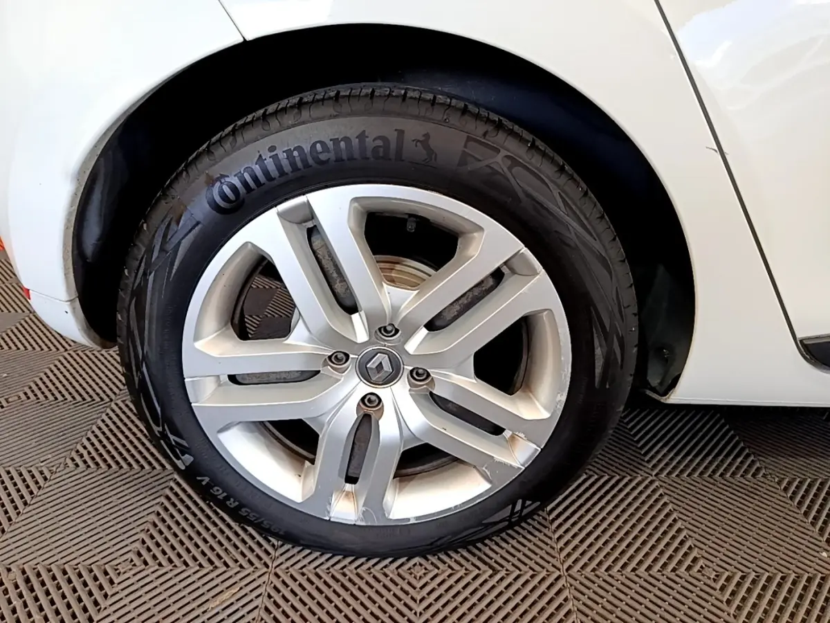 Gros plan sur la roue arrière droite blanche d'une Renault Clio Zen Energy dCi 75 avec jante alliage et pneu Continental.