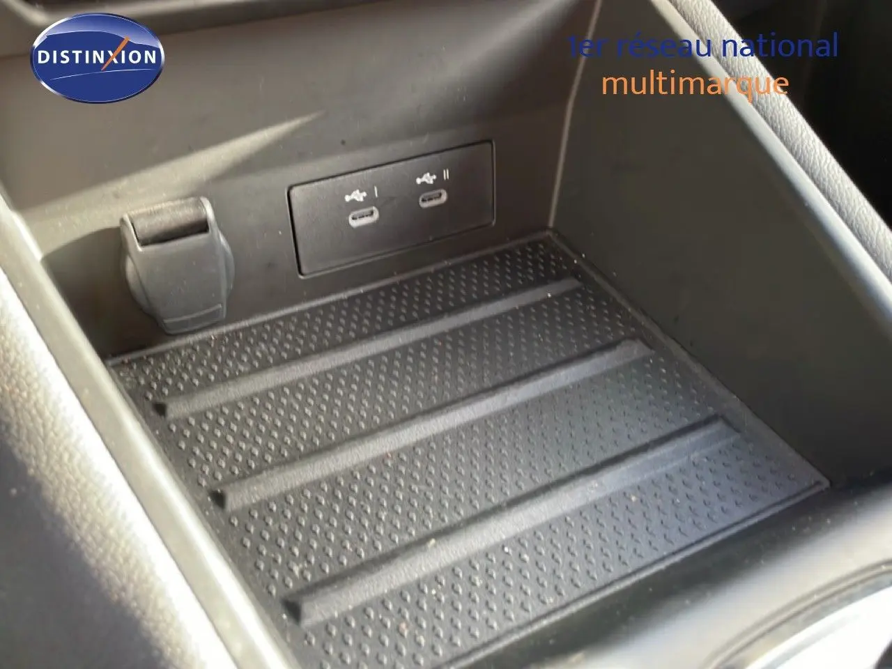 Gros plan sur la console centrale du Renault Symbioz 2025, montrant les ports USB-C et un espace de rangement noir texturé.