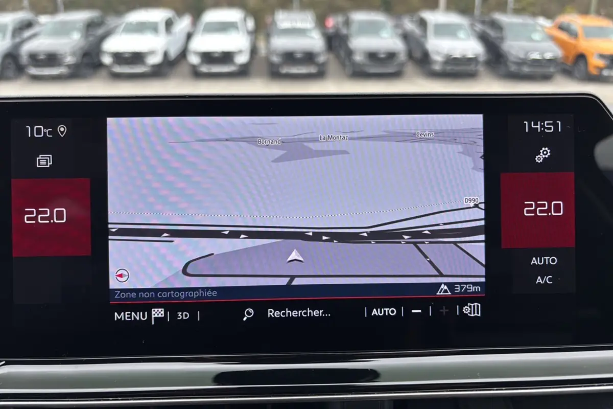 Écran tactile central du tableau de bord du Citroën C5 Aircross blanc, affichant la navigation GPS et la climatisation à 22°C.