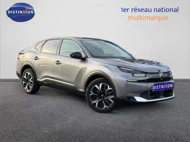 Citroën C4 X gris Mercury vue 3/4 avant droit, avec signature lumineuse fine et jantes noires bicolores.